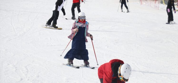 Yeni yıla Erciyes'te girmek isteyen kayakseverler pistleri doldurdu