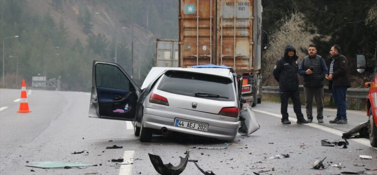 Adana'da tıra çarpan otomobildeki 1 polis öldü, 1 polis yaralandı