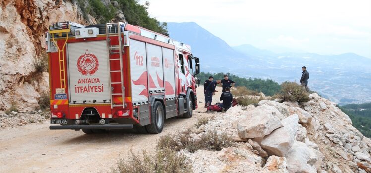 Alanya'da eşiyle tartışan kişinin uçuruma yuvarladığı otomobili kullanılamaz hale geldi