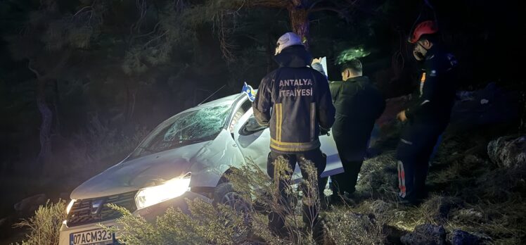 Antalya'da uçuruma yuvarlanan araçtaki 3 kişi yaralandı