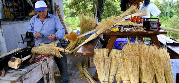 Balıkesirli Ali Usta 44 yıldır yetiştirdiği otlardan el süpürgesi üretiyor