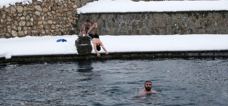 Bitlis'te dondurucu soğukta yüzme etkinliği düzenlendi