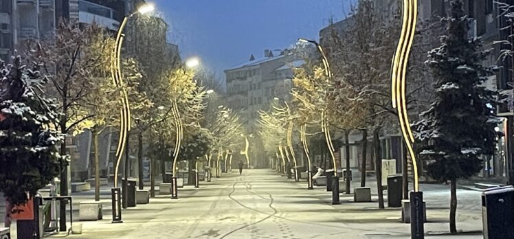 Bolu Dağı'nda kar yağışı etkili oluyor