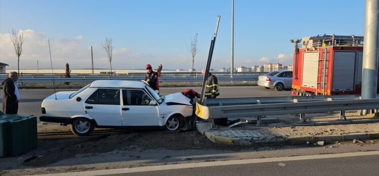 Çorum'da bariyere çarpan otomobildeki sürücü ve hamile eşi yaralandı