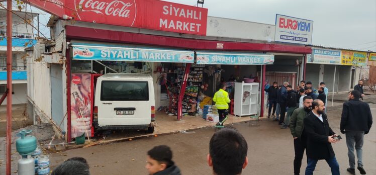 Diyarbakır'da minibüsün markete girmesi sonucu 5 öğrenci yaralandı