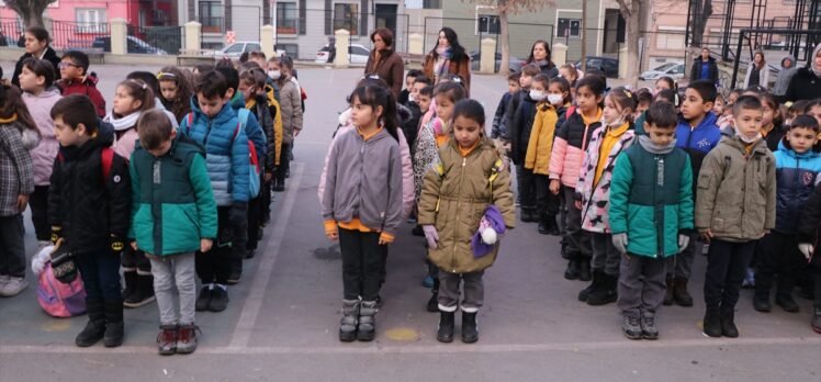 Trakya'da okullarda şehitler için saygı duruşunda bulunuldu