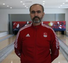 Eğlenmeye gittikleri salonda bowling sporcusu oldular