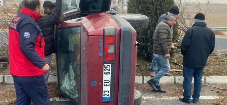 Elazığ'da devrilen otomobildeki 4 kişi yaralandı