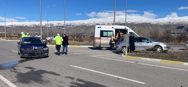 Erzincan’da iki otomobilin çarpışması sonucu 3 kişi yaralandı