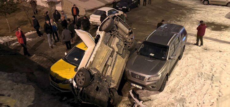 Erzurum'da, iki otomobilin çarpıştığı kazada sürücüler yaralandı