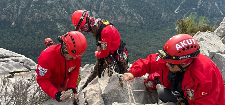 Fethiye'de kayalıklarda mahsur kalan keçi ile yavrusu kurtarıldı