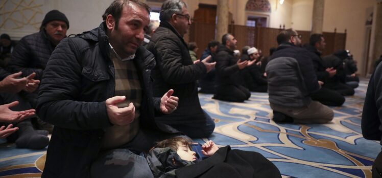 İstanbul'da sabah namazında şehitler için dua edildi