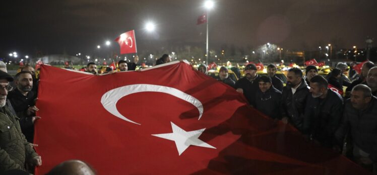 İstanbul’da taksiciler şehitler için toplandı