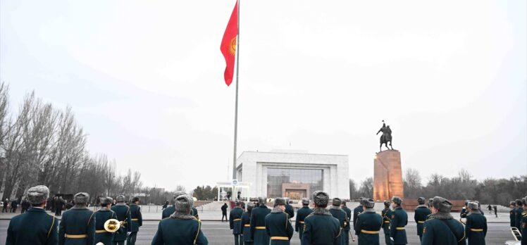 Kırgızistan'da tasarımında değişiklik yapılan ulusal bayrak, Bişkek'te göndere çekildi