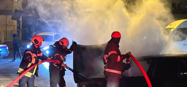 Kocaeli'de otomobilde çıkan yangın söndürüldü