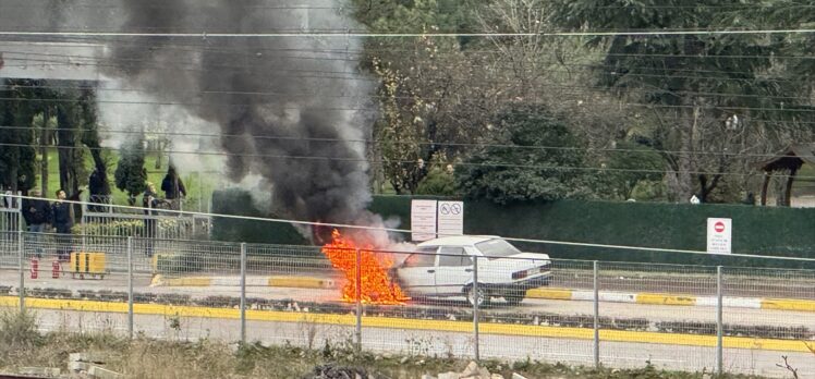 Kocaeli'de yangın çıkan otomobil kullanılamaz hale geldi