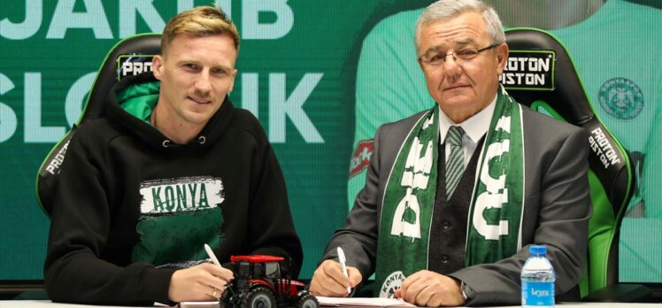 Konyaspor, kaleci Jakub Slowik'i renklerine bağladı