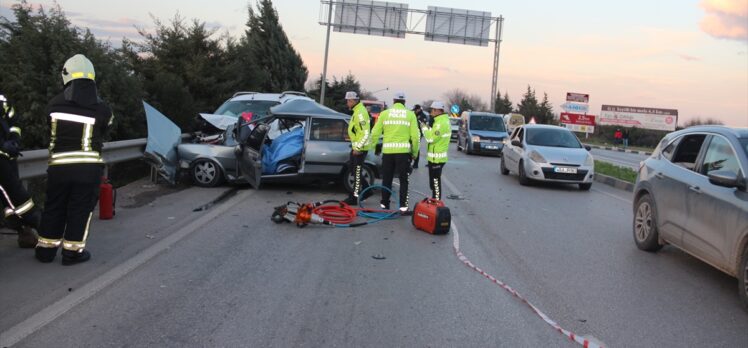 Manisa’da iki aracın çarpıştığı kazada 2 kişi öldü, 1 kişi yaralandı