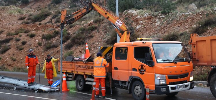 GÜNCELLEME 3 – Mersin'de devrilen yolcu otobüsündeki 9 kişi öldü, 30 kişi yaralandı