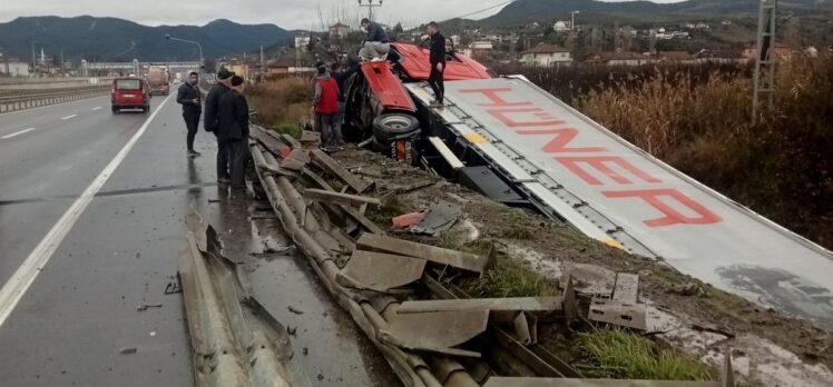 Sakarya'da dereye devrilen tırın sürücüsü yaralandı