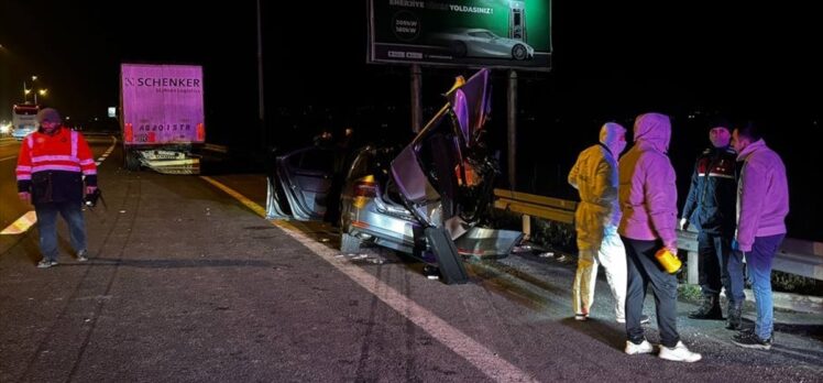 Sakarya'da trafik kazasında 3 koruma polisinden biri hayatını kaybetti, ikisi yaralandı