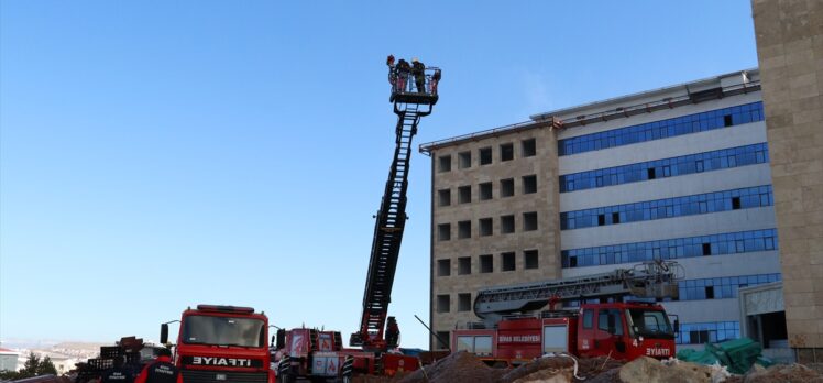 Sivas Cumhuriyet Üniversitesi Hastanesi inşaatında çıkan yangın söndürüldü