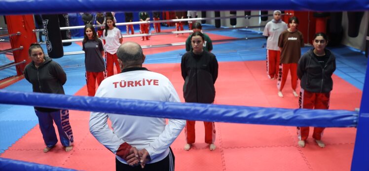 Sporcu olarak ter döktüğü kick boksta şampiyonlar yetiştiriyor