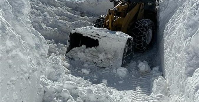 Van'da ekipler çığ nedeniyle kapanan yolu açmaya çalışıyor