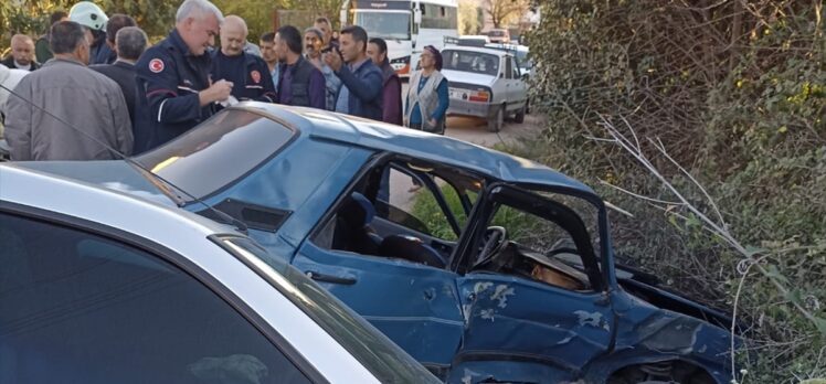 Adana'da iki otomobilin çarpıştığı kazada 6 kişi yaralandı