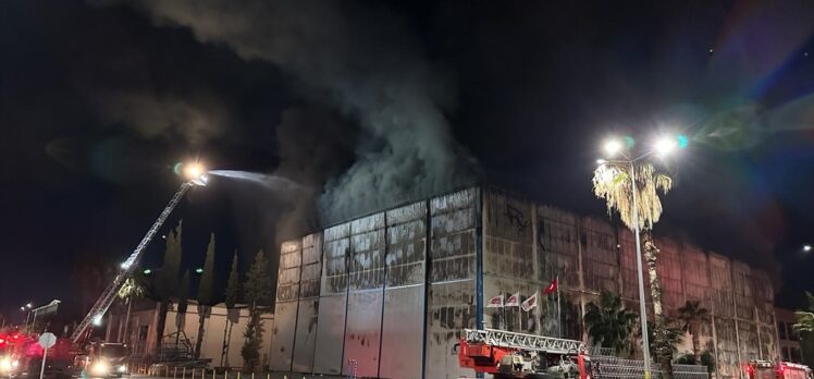 Antalya'da tersanede çıkan yangına müdahale ediliyor