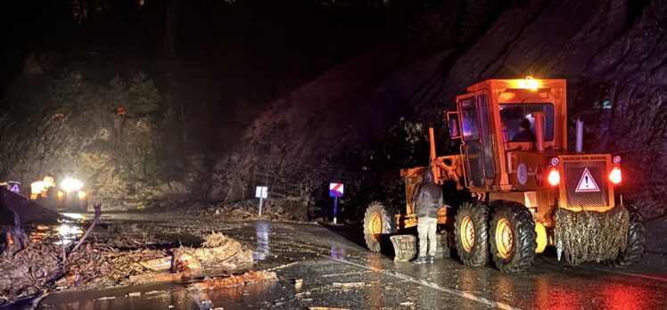 Artvin'de derenin taşması sonucu camide mahsur kalanlar kurtarıldı