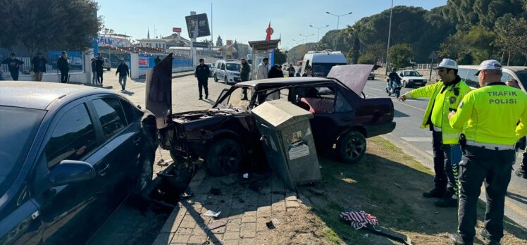 Aydın'da otomobil durakta bekleyenlere ve trafoya çarptı, 3 kişi yaralandı