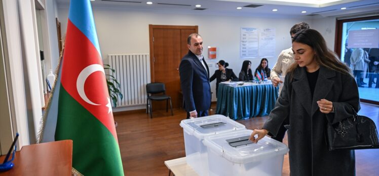 Azerbaycan vatandaşları cumhurbaşkanı seçimi için İstanbul'da sandık başına gitti