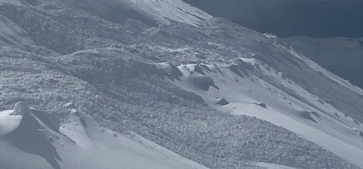 Bahçesaray'da kırsal mahalle yolunu açmaya çalışan ekibin önüne çığ düştü