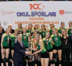 Bakan Bak, Okul Sporları Voleybol Genç Kızlar Türkiye Birinciliği final maçını izledi: