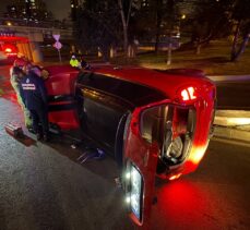 Bakırköy'de devrilen otomobilin sürücüsü yaralandı