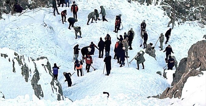 Bingöl'de çığ altında kalan kişi için kurtarma çalışması başlatıldı