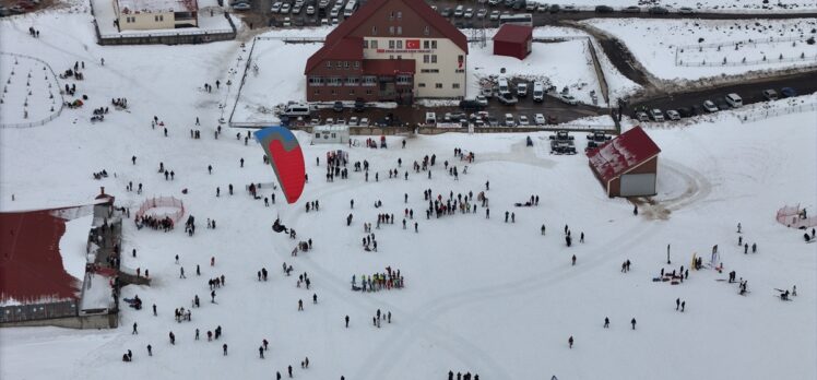 Bingöl'deki fotoğrafçılık maratonunda Hesarek'teki paraşüt ve kayak gösterisi görüntülendi