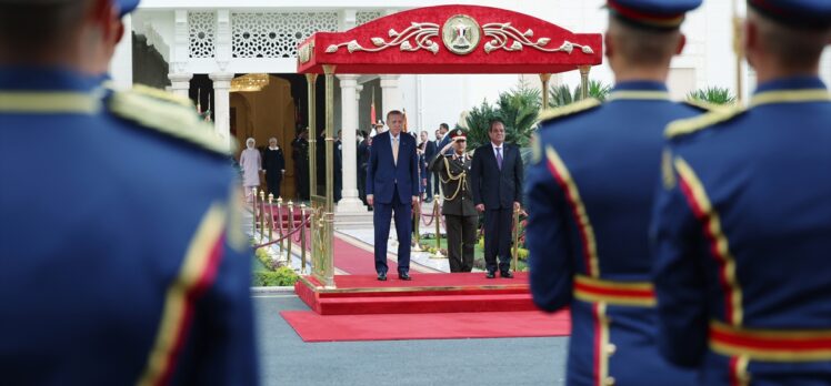 Cumhurbaşkanı Erdoğan Mısır'da resmi törenle karşılandı