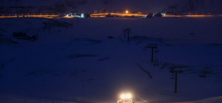 Erciyes'teki pistleri gece boyunca süren mesaiyle kayağa hazırlıyorlar