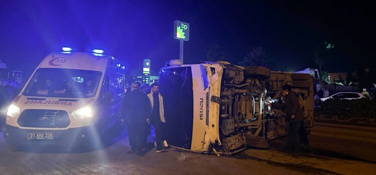 Hatay'da devrilen midibüsteki 11 polis yaralandı