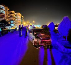 Hatay'daki iki otomobilin çarpışması sonucu 4 kişi yaralandı