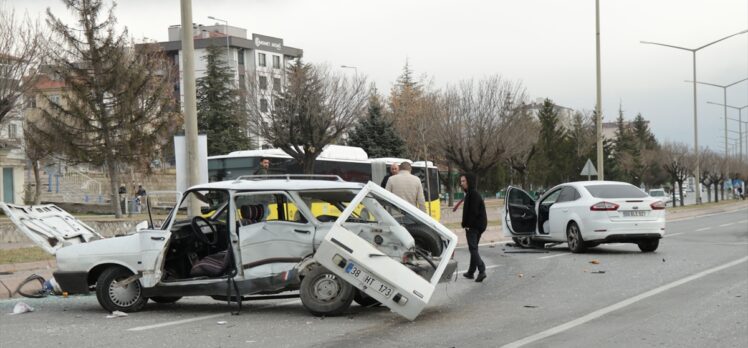 Kayseri'de iki otomobilin çarpıştığı kazada 3 kişi yaralandı