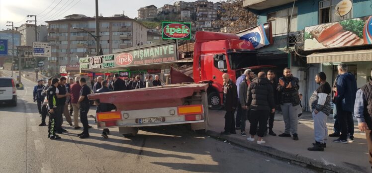 Kocaeli'de tırın çay ocağına çarptığı kazada 4 kişi yaralandı