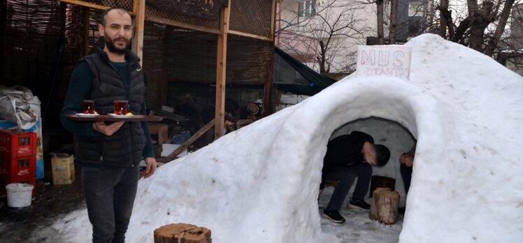 Muşlu esnaf iş yerinin önüne yaptığı igloda müşterilerine çay ikram etti