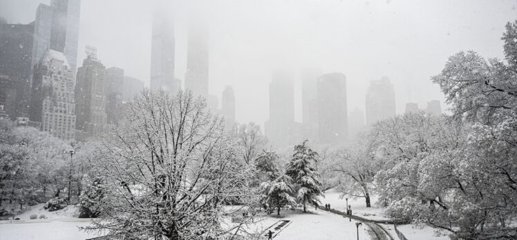 New York ve çevre eyaletlerde yoğun kar yağışı hayatı olumsuz etkiliyor