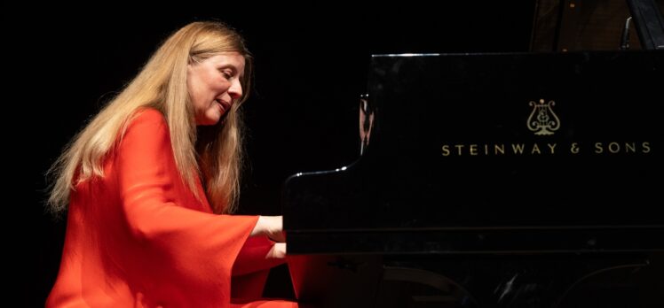 Piyano virtüözü Valentina Lisitsa İstanbul'da konser verdi