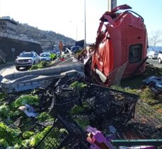 Trabzon'da tırın üst geçidin beton ayağına çarptığı kazada sürücü öldü