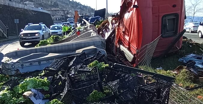 Trabzon'da tırın üst geçidin beton ayağına çarptığı kazada sürücü öldü