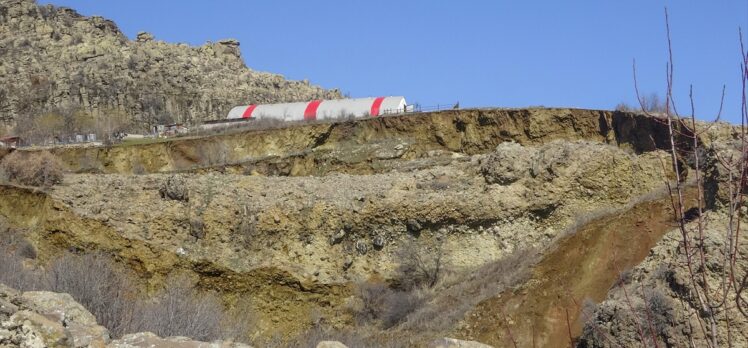 Uşak'ta heyelan yaşanan bölgedeki 2 ev tedbir amaçlı tahliye edildi